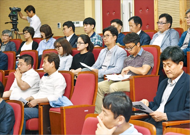 한국관광공사가 지난달 27일 경북 청송의 산림조합중앙회 임업연수원에서 지역 공무원 대상으로 ‘MICE 워크숍’을 하고 있다. 한국관광공사 제공 