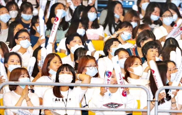 지난 19일 서울시 송파구 올림픽체조경기장에서 열린 서울 세계간호사대회에서 마스크를 쓴 간호사들이 개회식을 지켜보고 있다. 연합뉴스 