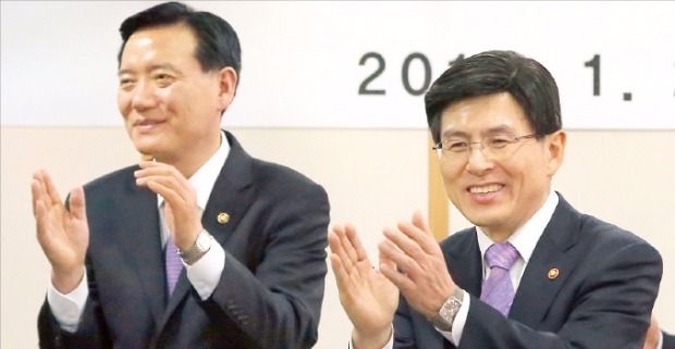 지난 1월2일 당시 김현웅 차관(왼쪽)이 법무부 시무식에서 황교안 법무부 장관과 박수치고 있다. 연합뉴스