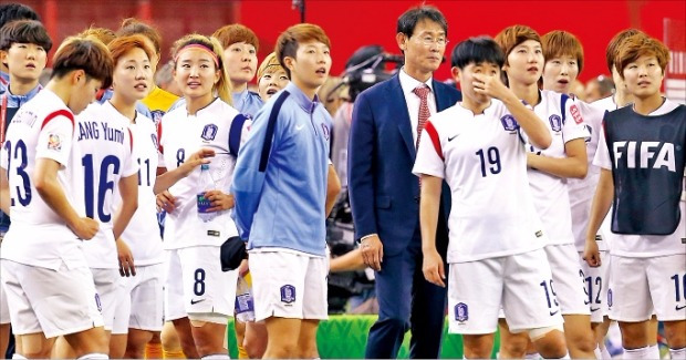 < “16강서 물러나지만…” > 한국 여자 축구 대표팀 선수들과 윤덕여 감독이 22일 캐나다 여자월드컵 16강전에서 프랑스에 0-3으로 패한 뒤 아쉬워하고 있다. 연합뉴스