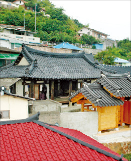 개보수 작업을 진행 중인 진주 상무사 전경. 진주상공회의소 제공