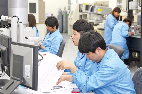 한국산업기술대 교수와 학생들이 22일 공용장비지원센터에서 첨단장비를 활용해 중소기업의 기술적 애로를 해결해 주고 있다. 한국산업기술대 제공