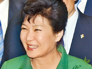 박근혜 대통령 "과거사 짐 내려놓고 미래로 나아가자"