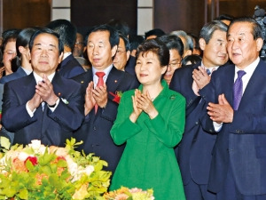[한·일수교 50년] '미래만 보자'는 아베…'과거사 딛고 미래로 가자'는 박 대통령