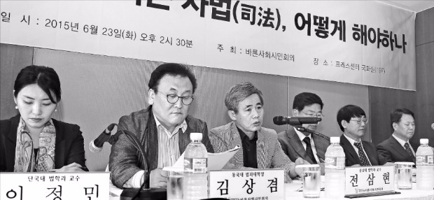 바른사회시민회의가 23일 서울 프레스센터에서 개최한 ‘휘둘리는 사법, 어떻게 해야 하나’ 토론회에서 전삼현 숭실대 교수(왼쪽 세 번째)가 주제 발표를 하고 있다. 신경훈 기자 nicerpeter@hankyung.com 