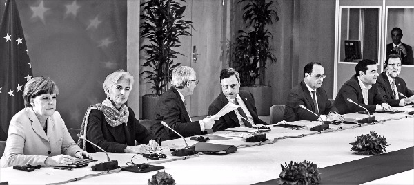 < 그리스 운명은… > 그리스 구제금융 협상을 타결하기 위한 유럽연합(EU) 긴급 정상회의가 22일(현지시간) 벨기에 브뤼셀에서 열렸다. 앙겔라 메르켈 독일 총리(왼쪽부터), 크리스틴 라가르드 국제통화기금(IMF) 총재, 장클로드 융커 EU 집행위원장, 마리오 드라기 유럽중앙은행(ECB) 총재, 프랑수아 올랑드 프랑스 대통령, 알렉시스 치프라스 그리스 총리, 마리아노 라호이 스페인 총리 등이 그리스가 제출한 새로운 개혁안에 대해 논의하고 있다. 브뤼셀AP연합뉴스