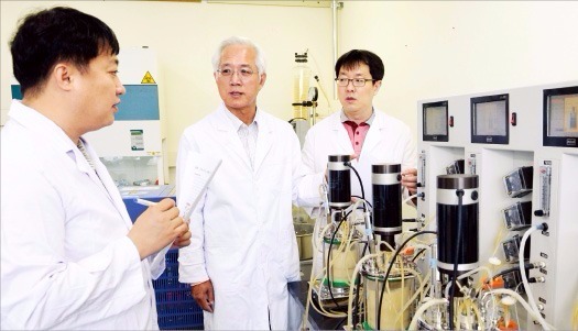 김선창 단장(가운데)이 연구원들과 함께 유전자 조작 미생물을 이용한 인삼 사포닌 생산설비를 점검하고 있다. 연구단 제공