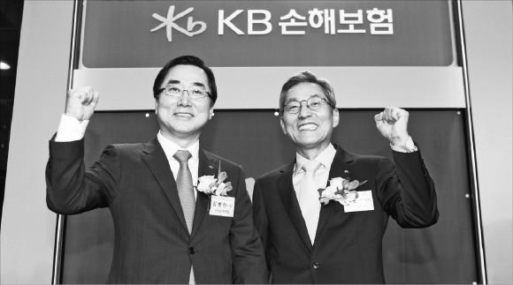 윤종규 KB금융지주 회장 겸 국민은행장(오른쪽)과 김병헌 KB손해보험 사장이 참석한 가운데 24일 KB손보 출범식이 열렸다. KB손해보험 제공