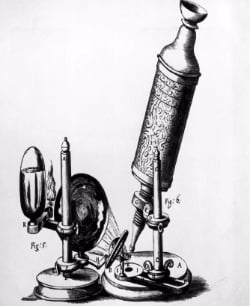 로버트 훅이 설계한 초기의 현미경.1665년 