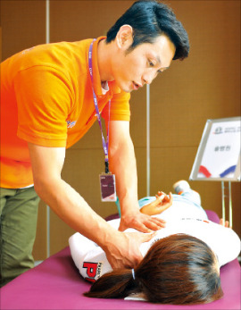 ‘비씨카드·한경레이디스컵 2015’ 대회 둘째 날인 26일 경기를 마친 한 선수가 의무실에서 근육 마사지를 받고 있다. 이승재 한경매거진 기자 fotoleesj@hankyung.com