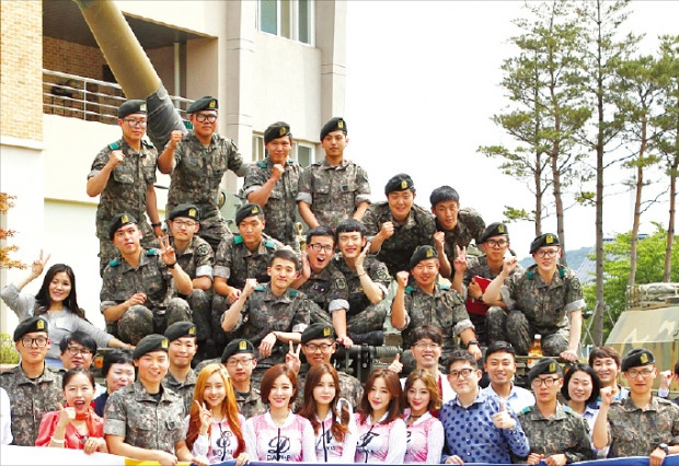 12사단 장병들이 ‘찾아가는 병영멘토링’에서 공연을 펼친 트렌디와 분야별 멘토링에 나선 멘토들과 함께 기념촬영하고 있다. 12사단 제공