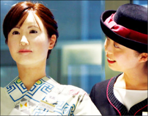 일본 도쿄 미쓰코시백화점에서 안내데스크 사원으로 일하고 있는 로봇 ‘지히라 아이코’(왼쪽).