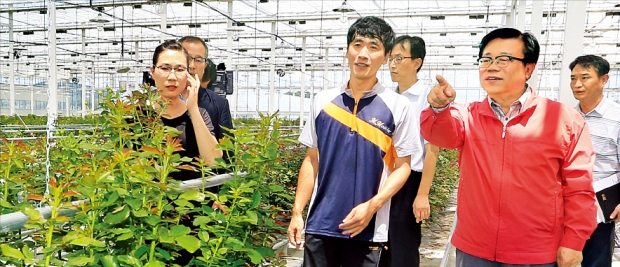 스마트팜 찾은 이동필 장관