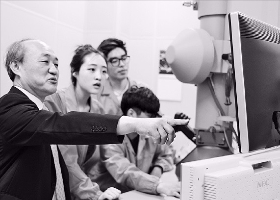 이응혁 제조기술혁신연구원장(왼쪽)이 29일 공용장비지원센터에서 투과전자현미경(TEM) 모니터를 보며 학생들을 가르치고 있다. 한국산업기술대 제공
