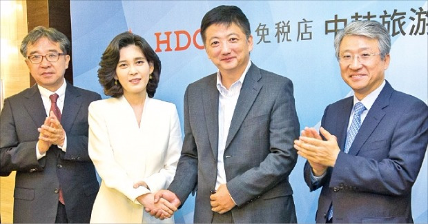 이부진 호텔신라 사장(왼쪽 두 번째)과 쉐샤오강 CTS 사장(세 번째)이 중국인들의 한국 방문 확대에 대해 논의한 뒤 악수하고 있다. 호텔신라 제공