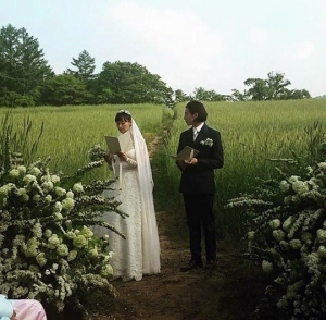 원빈♥이나영, 결혼식 추가 컷 유출 &#39;들판의 신혼부부&#39;
