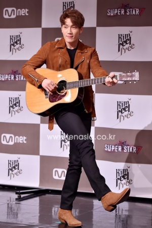 [TENPHOTO] 김필, 기타가 어울리는 남자