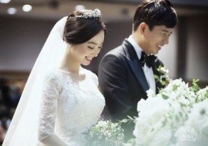 차유람♥이지성 결혼식 사진 공개 &#39;행복한 첫 걸음&#39;