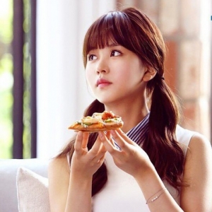 김소현, 광고 비하인드컷 공개 &#39;눈 앞의 피자, 왜 먹지 못하니&#39;