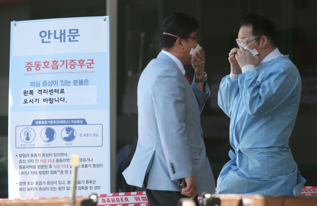 < 마스크 고쳐 쓰는 병원 관계자들 > 3일 오전 연건동 서울대학교병원 응급실 입구에 설치된 메르스 의심환자 격리센터(의심증상 검사 및 임시 수용시설) 앞에서 병원 관계자들이 마스크를 고쳐 쓰고 있다. 연하뉴스