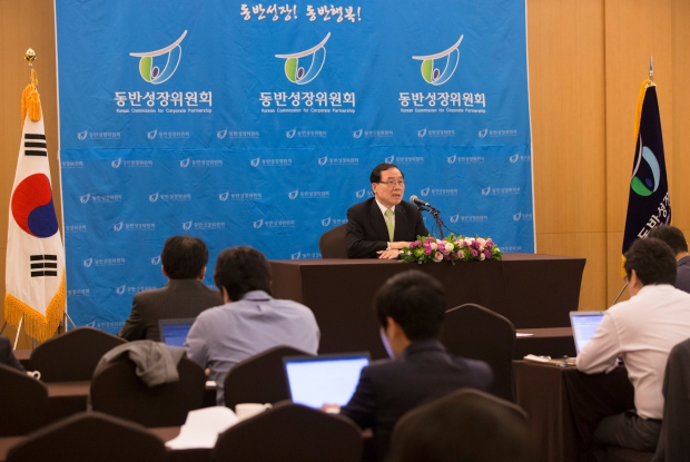  안충영 동반성장위원장이 30일 오전 서울 서초구 더팔래스호텔에서 기자회견을 열고 2014년도 동반성장지수 평가 결과를 발표하고 있다.