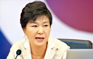 박근혜 대통령이 25일 청와대에서 열린 국무회의에서 국회법 개정안에 대해 거부권을 행사했다. <한경DB>
