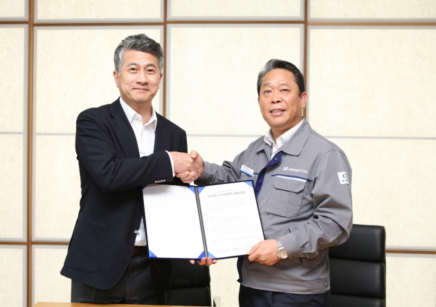 박상규 노조위원장(사진 오른쪽)이 이날 노사 상생협력 공동선언식을 열고 장세욱 부회장(사진 왼쪽)과 악수를 나누고 있다. (사진 제공=동국제강)
