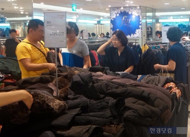 19일 서울 소공동 롯데백화점 9층 행사장에서 소비자들이 겨울 의류 구입을 위해 제품을 고르고 있다.
