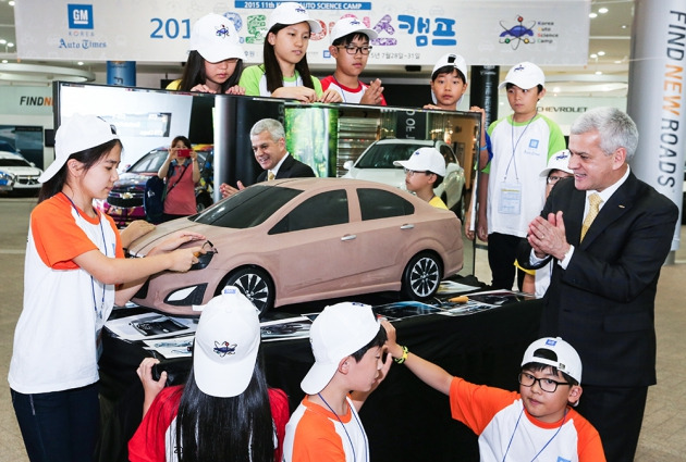 '2015 대한민국 오토 사이언스 캠프'에 참가한 학생들과 세르지오 호샤 한국GM 사장. 사진=한국GM 제공