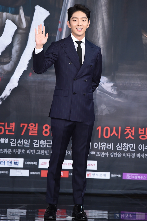 [포토] 이준기, '깔끔하게 수트 차려입고~'