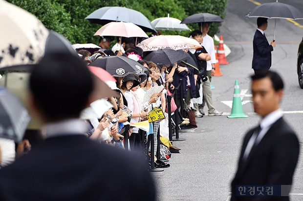 배용준 박수진 결혼 배용준 박수진 결혼 배용준 박수진 결혼식을 축하하기 위해 모인 일본팬