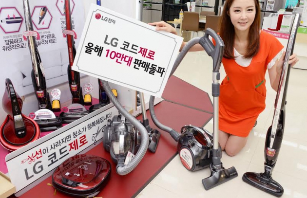 LG전자 모델이 3일 서울 동교동에 위치한 LG베스트샵 매장에서 '코드제로' 청소기를 소개하고 있다.