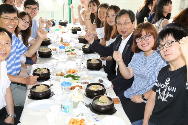 15일 외국인 유학생들과 함께 삼계탕을 먹는 응원 자리를 마련한 전방욱 총장(오른쪽줄 밑에서 세번째). 