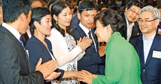 박 대통령 "북한, 용기있게 대화의 장으로 나와라"