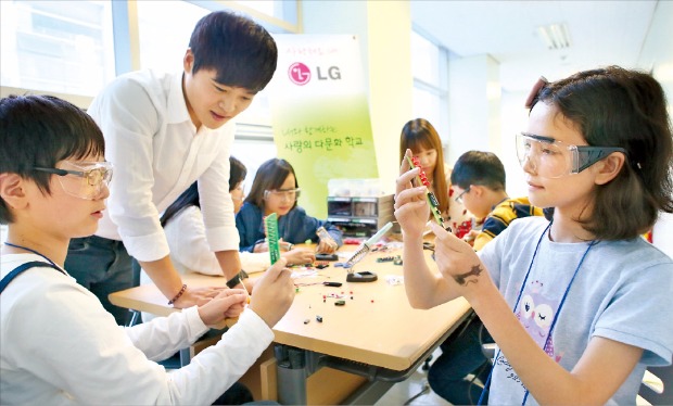 ‘LG 사랑의 다문화학교’에 참가한 학생들이 LED(발광다이오드) 전구를 활용해 과학실험을 하고 있다.   