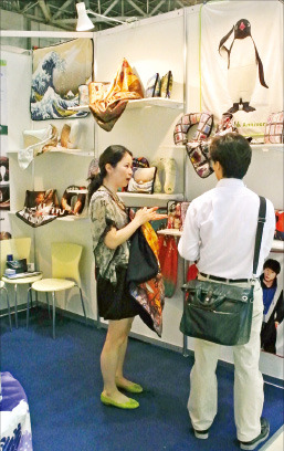 정선희 느티나무의 사랑 대표(왼쪽)가 일본 현지 바이어에게 제품을 설명하고 있다. 중소기업진흥공단 제공
