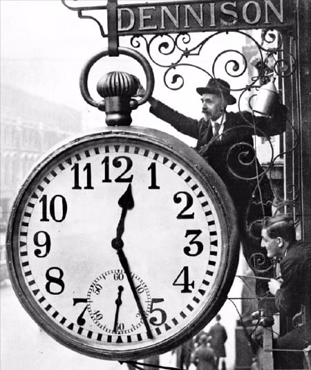 런던 홀번 지역에 있는 데니슨의 시계 