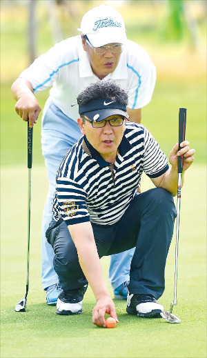 김헌 마음골프학교 교장은 “퍼팅라인은 낮은 곳에서 높은 곳으로 보는 것이 좀 더 정확하다”고 말했다. 허문찬 기자 sweat@hankyung.com