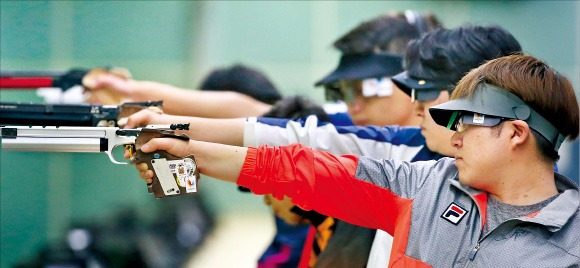 박대훈(맨앞)과 장하림(앞에서 두 번째)이 10일 나주 전남종합사격장에서 열린 사격 남자 개인 10m 공기권총 결선 경기를 하고 있다. 연합뉴스