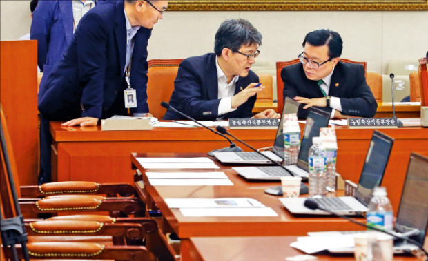 < 텅 빈 농해수위 > 이동필 농림축산식품부 장관(오른쪽)이 추가경정예산안 의결을 위해 10일 오후 속개된 국회 농림축산식품해양수산위원회에서 여인홍 차관과 대책을 논의하고 있다. 연합뉴스