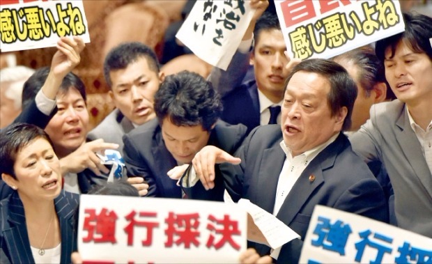 일본 집단자위권법안 중의원 특위서 강행 처리