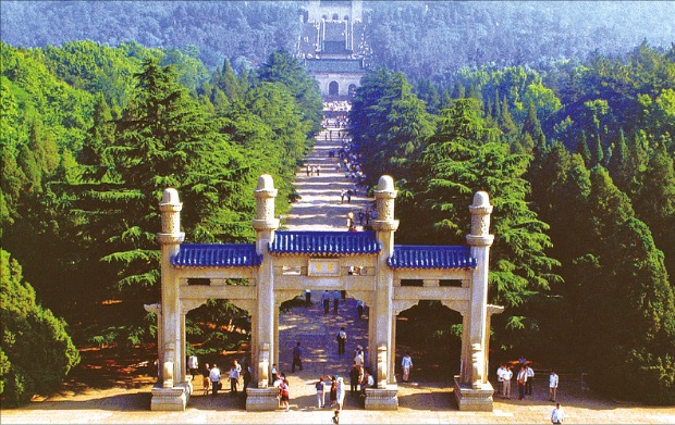 392개의 계단을 올라야 쑨원의 상을 둘러볼 수 있는 중산릉 입구. 중국국가관광국 제공 