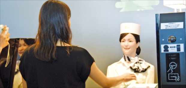 일본 나가사키 헨나호텔에서 로봇 직원(오른쪽)이 체크인 서비스를 하고 있다. 서정환 특파원