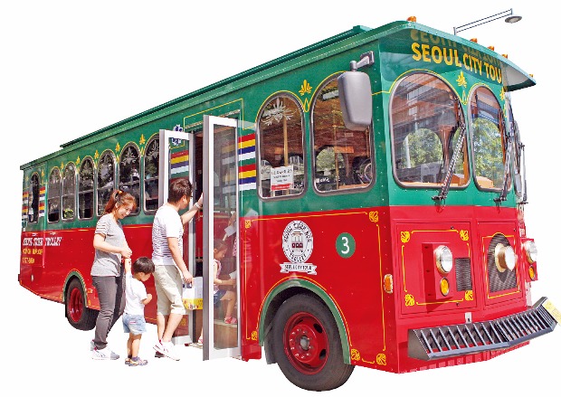 서울의 관광명소를 순환하는 트롤리버스 