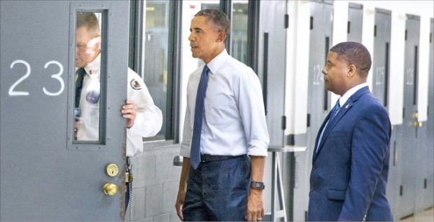 버락 오바마 미국 대통령(가운데)이 16일(현지시간) 오클라호마주 엘리노 연방교도소를 방문해 독방 구역을 돌아보고 있다. 오클라호마AP연합뉴스