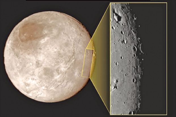 무인 탐사선 뉴호라이즌스가 근접 촬영한 명왕성 최대 위성 카론의 모습. 노란선 안 왼쪽 위편에 있는 함몰지역과 그 가운데 툭 불거져 나온 봉우리 모양이 연구자들의 큰 관심을 끌고 있다. 이 사진은 지난 14일 오전 6시30분(미국동부 하절기 시간) 촬영된 것이다. NASA 제공