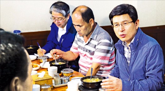 지난 2일 서울 구로동 새벽 인력시장을 찾아  일용직 근로자들과 해장국을 먹고 있는 황교안 총리(오른쪽). 연합뉴스