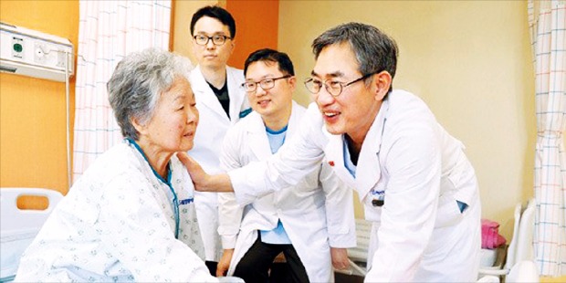 신규철 제일정형외과병원 원장이 재채기를 하다 뜻밖의 척추압박골절 부상을 당해 골시멘트 주입 시술을 받은 한 여성 환자를 진료하고 있다. 제일정형외과병원 제공