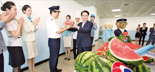 지난해 대한항공의 여름나기 행사인 ‘수박 파티’에 참석한 지창훈 대한항공 총괄사장(앞줄 왼쪽 네 번째)이 운항, 객실, 정비 등 부서별 대표 직원들에게 수박을 나눠주고 있다. 