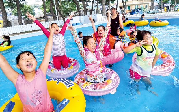 현대자동차 직원 자녀들이 경북 경주 관성해수욕장 현대차 휴양소에 마련된 미니 풀장에서 물놀이를 즐기고 있다. 